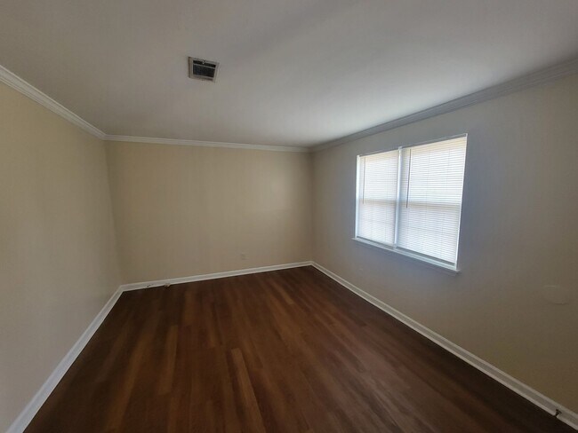 Building Photo - 115 Samarya Ln