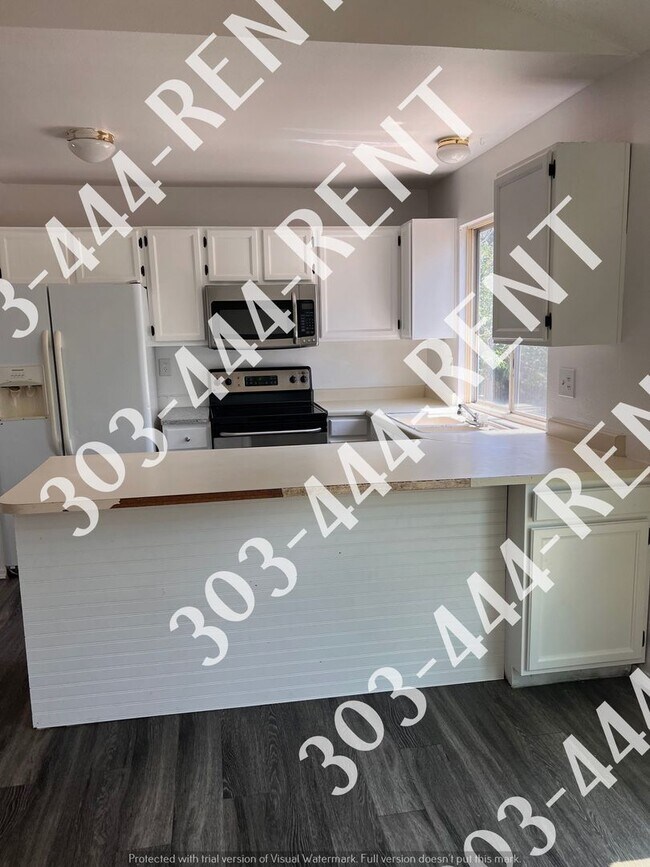 Building Photo - Large 3 Bedroom 2 Bathroom located in Gree...