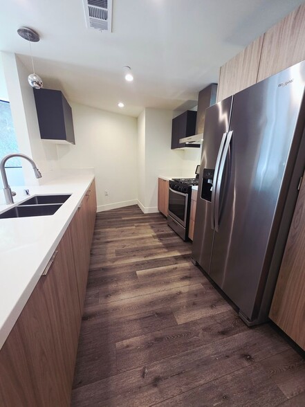 Building Photo - 862 Moraga Dr