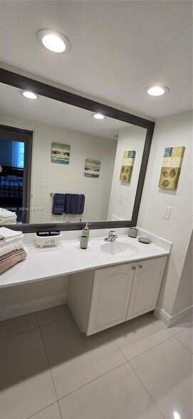 Building Photo - 4001 S Ocean Dr