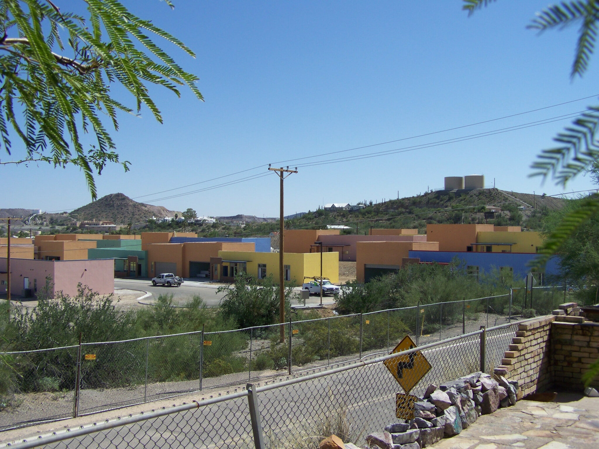 Building Photo - 901 W Esperanza Ave