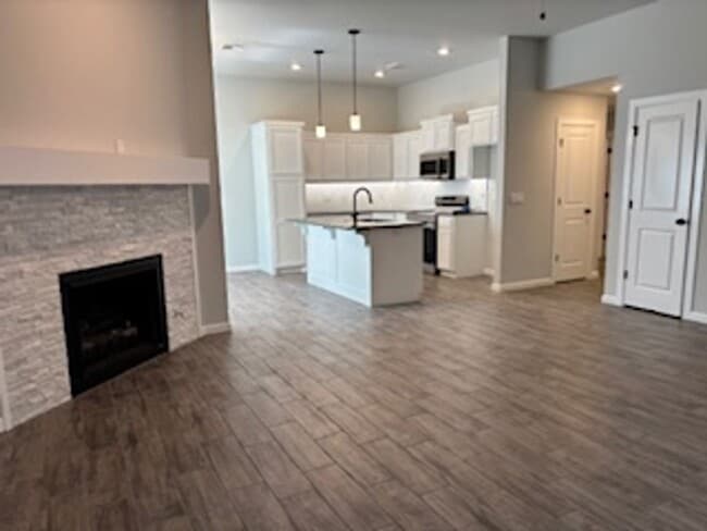 Building Photo - NEW NEW NEW!