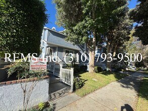 Building Photo - Spacious Townhome with Garage & Laundry in...