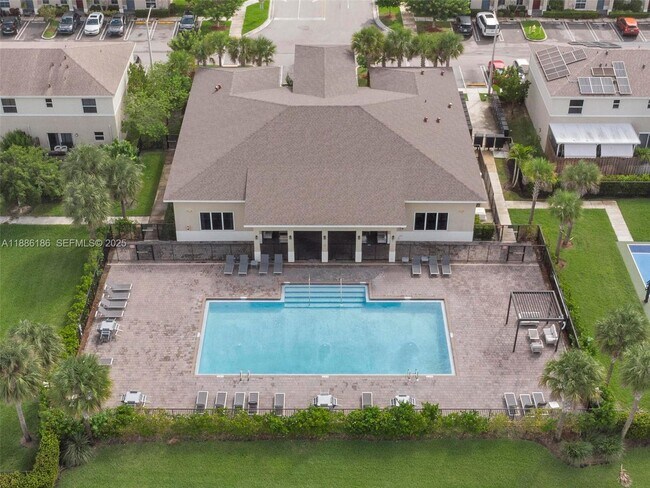 Building Photo - 424 NE 4th Ave