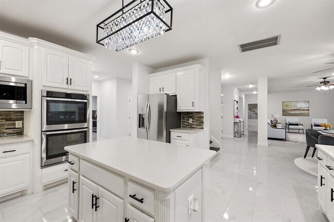 Building Photo - 402 Luna Vista Dr