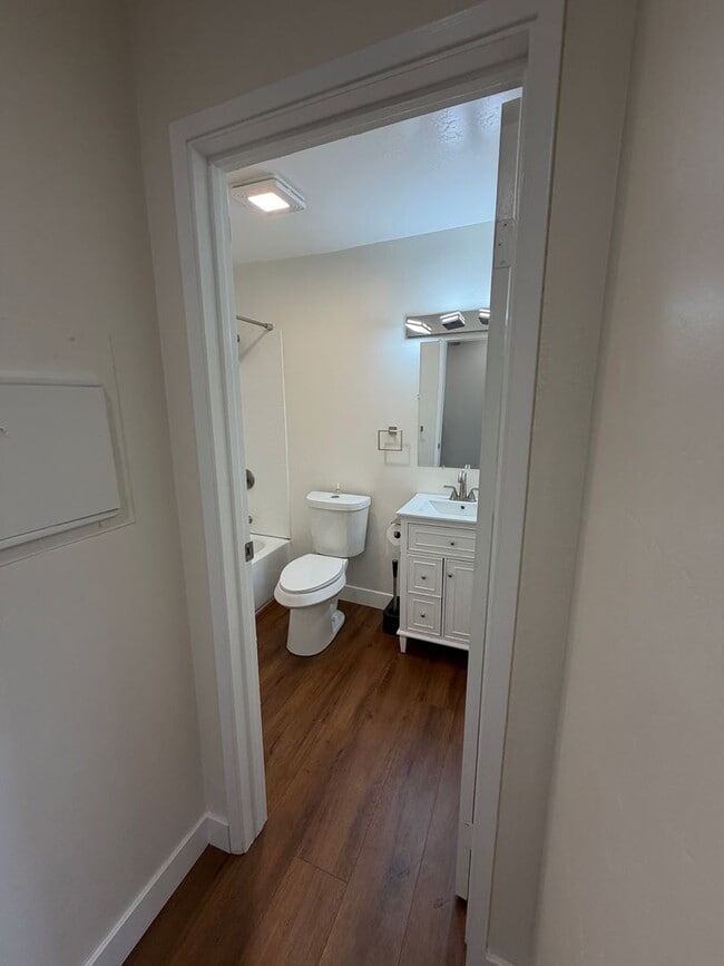 Building Photo - Updated 2 Bedroom 2 Bathroom Condo with Pool, Spa and Parking. Offering 6 month lease.