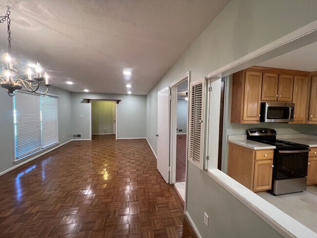 Building Photo - 3 bedroom 2 bathroom single level home in ...