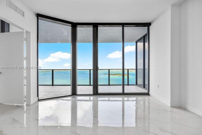 Building Photo - 700 NE 24th St