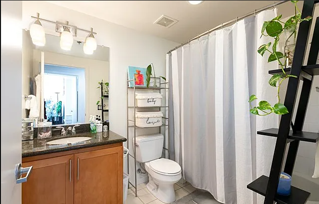 Secondary bathroom - 411 W Seaside Way