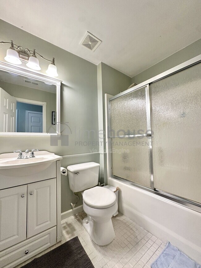 Building Photo - 3533 Bernies Ct N