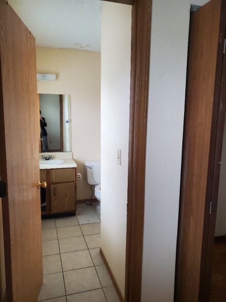 Building Photo - 664 E Cherry St