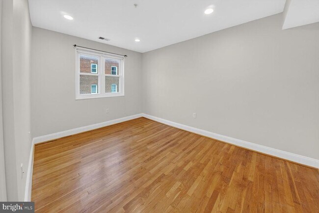 Building Photo - 401 Evarts St NE