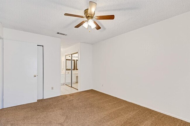Building Photo - 1202 Thorpe Ln