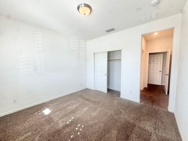 Building Photo - Stunning 5BR Home with Pool, Loft & 3-Car Garage!