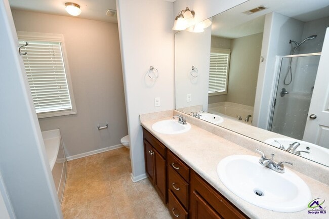 Building Photo - 114 Great Oak Way