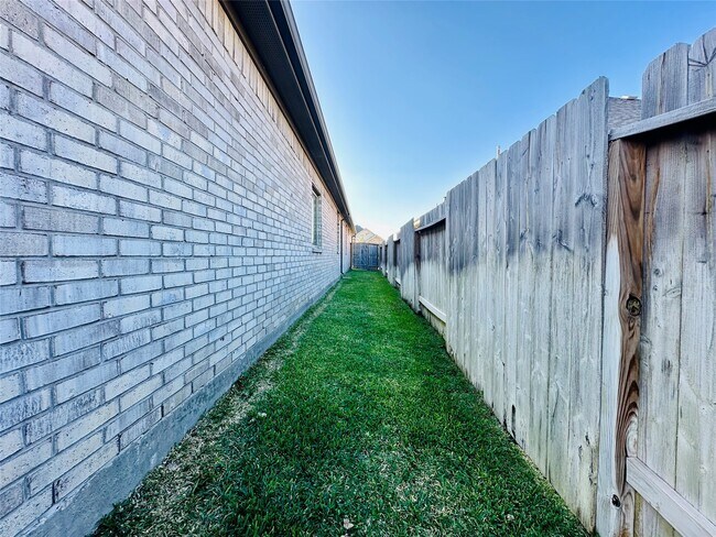 Building Photo - 1217 Antelope Passing Dr