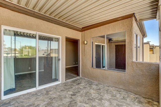 Building Photo - 1544 Hialeah Dr