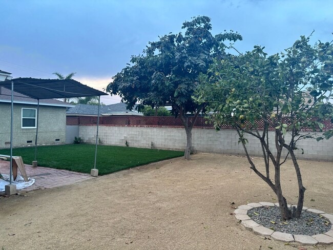 Building Photo - Spacious 3BR 1BA on 5th & I St! Large hous...