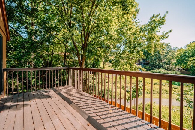 Building Photo - Spacious 5-Bedroom End-Unit Townhome in Reston with 3 Finished Levels, Renovated Kitchen & Fenced...