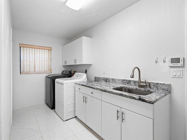 Building Photo - 1756 Cottonwood Trail