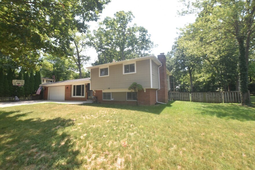 Building Photo - 2571 Red Arrow Dr