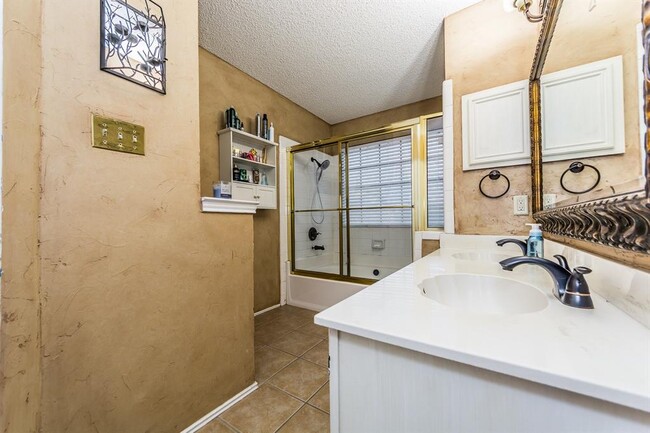 Building Photo - 406 Santa Fe Trail