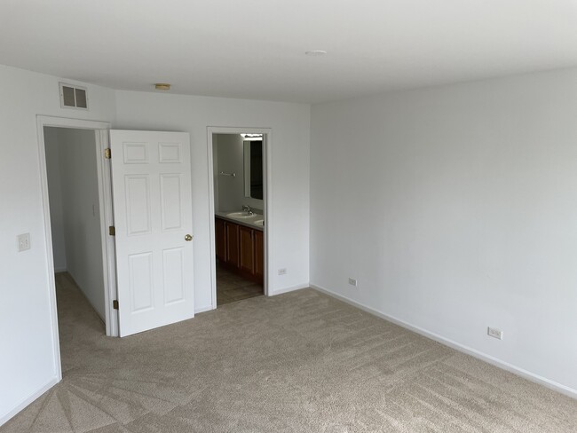 Building Photo - 2516 Hillsboro Blvd
