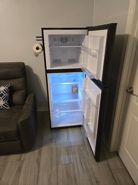 Refrigerator/Freezer - 34608 Low Bench St