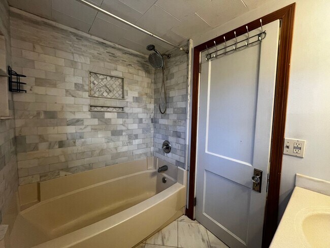 Building Photo - Charming 2 Bedroom Home