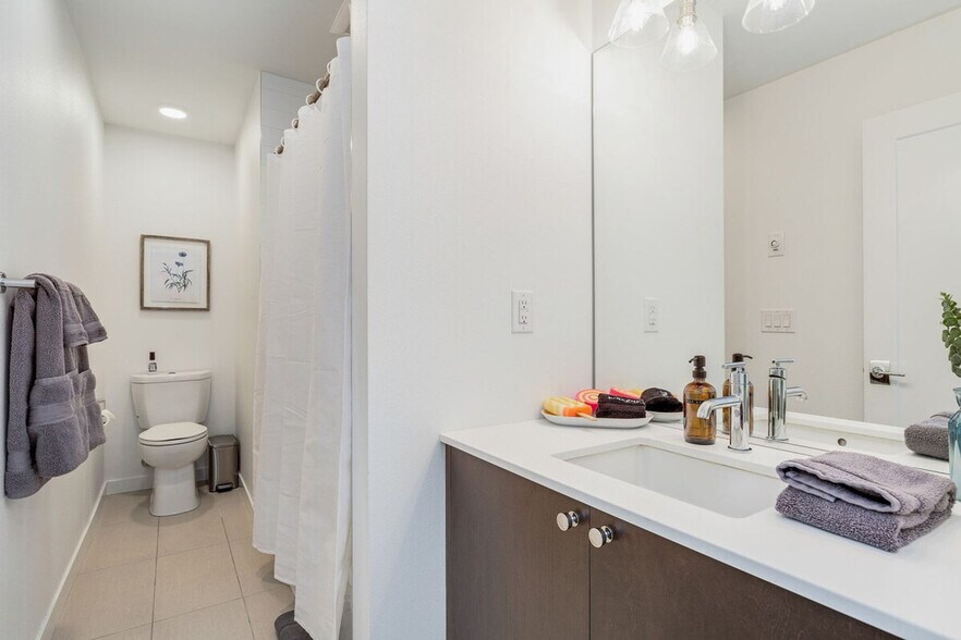 Building Photo - 1112 13th Ave