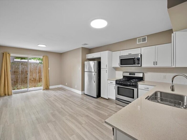 Kitchen - 2303 East Side Dr