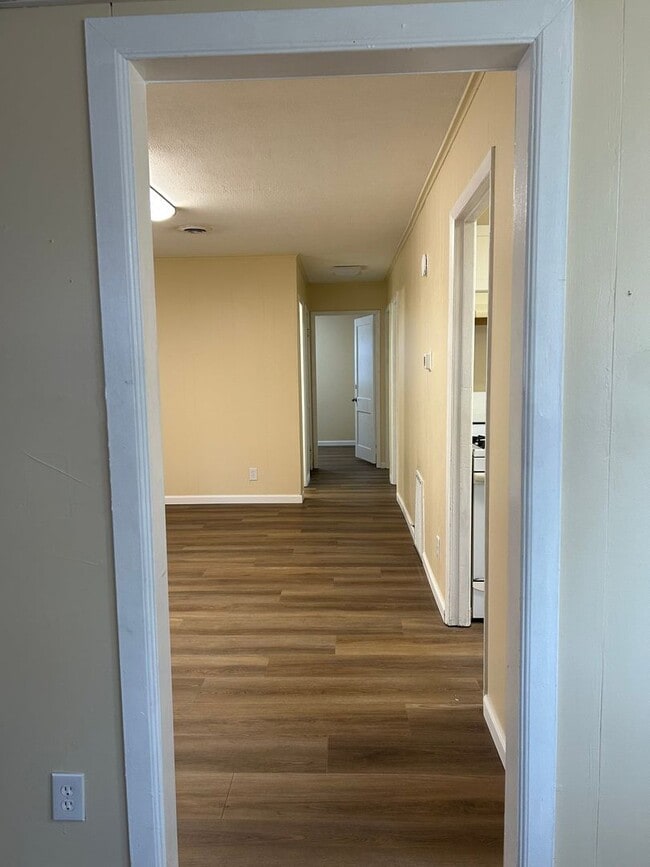 Building Photo - 3 Bedroom, 1 bath home with detached 1 car...