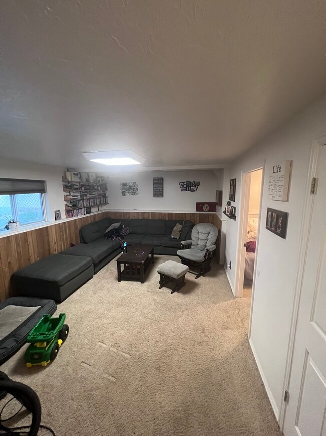 Building Photo - 841 Wildrose Ln