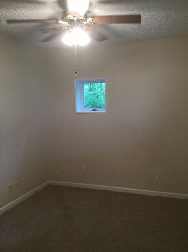 Building Photo - Country House on 1 Acre