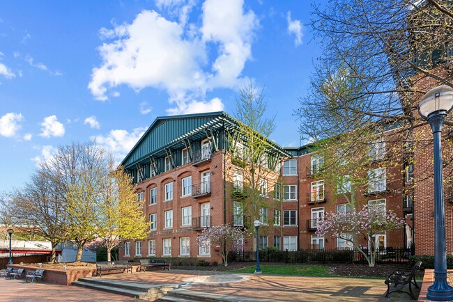 Building Photo - 35 E All Saints St