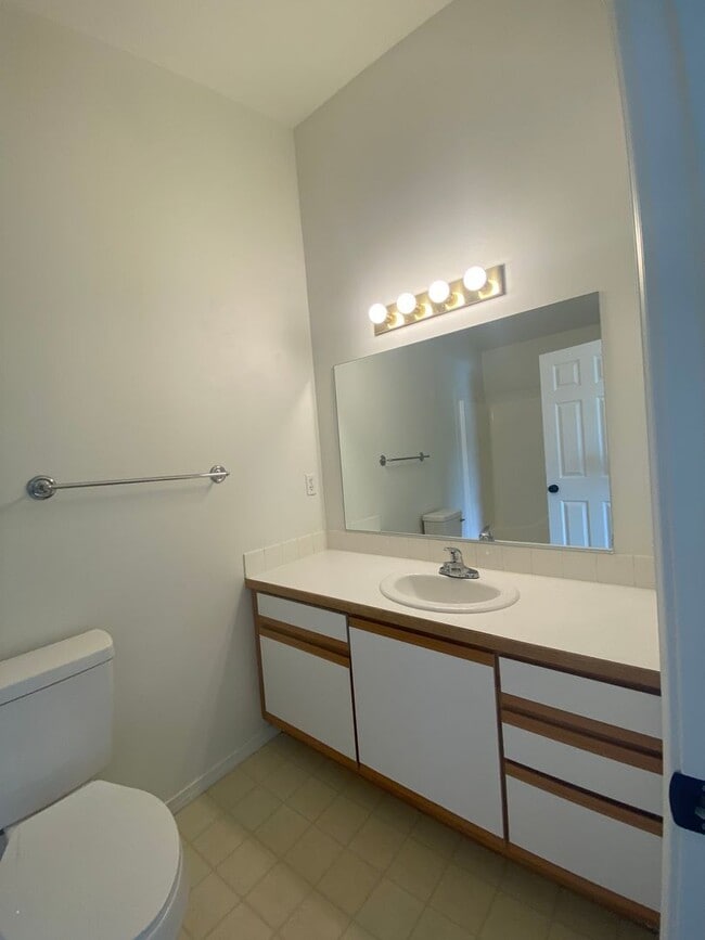 Building Photo - Large 3 bedroom, 2.5 bath duplex-just upda...