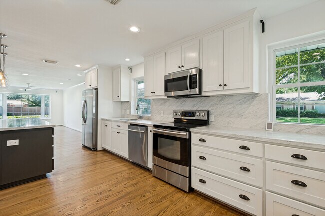 Building Photo - 7105 Bennington Dr