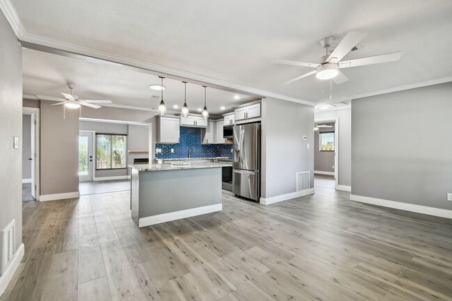 Building Photo - 528 Manor Dr