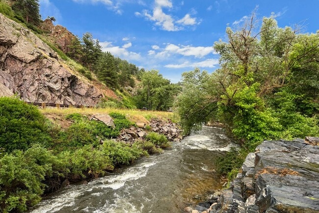 Building Photo - 2 Bedroom 1 Bath Home Next To Boulder Creek!