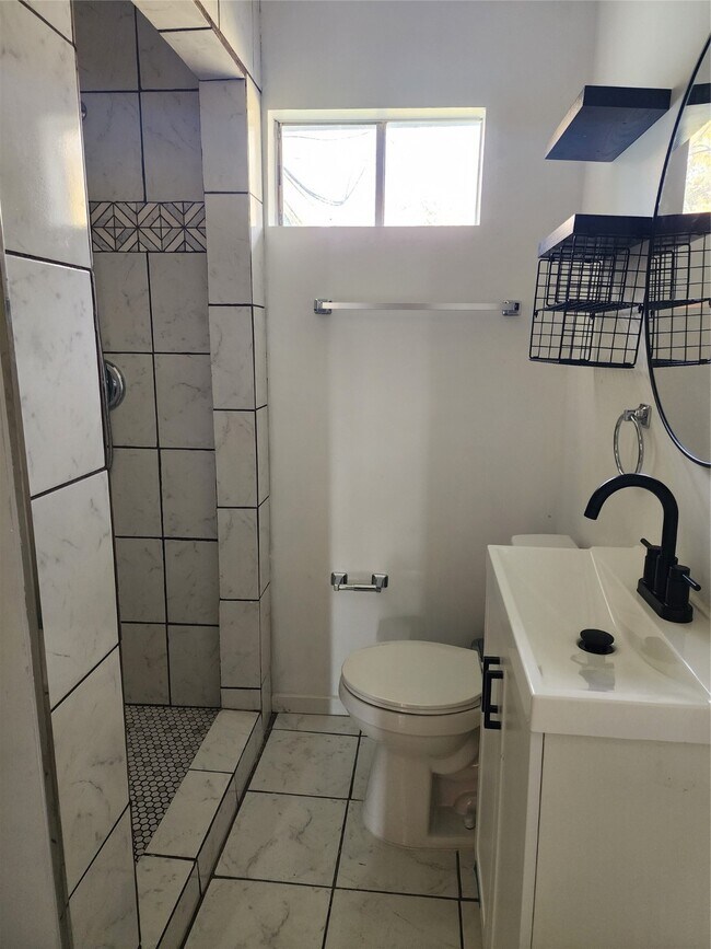 Building Photo - 2413 Huntington Dr