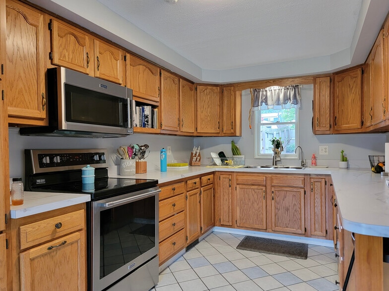 Building Photo - 557 Pitney Rd