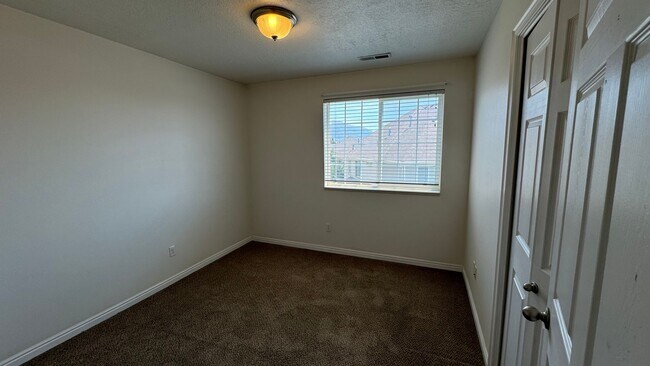 Building Photo - 3 bedroom 2 bath!! Available Now!!