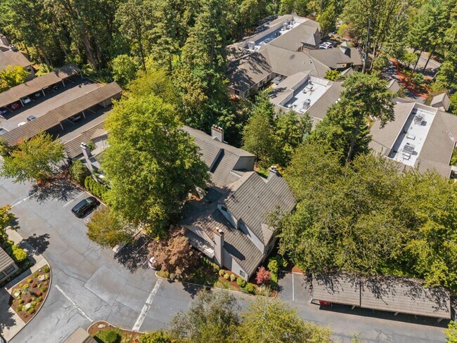 Building Photo - Stylish Lake Oswego 1 Bedroom Condo with Loft — Walk to Shops & Parks