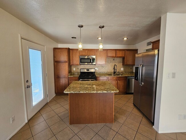 Building Photo - 3 bedroom with mother in law suite/ home o...