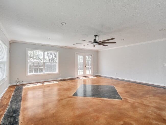 Building Photo - Beautiful Home Just Minutes from the OU Campus!