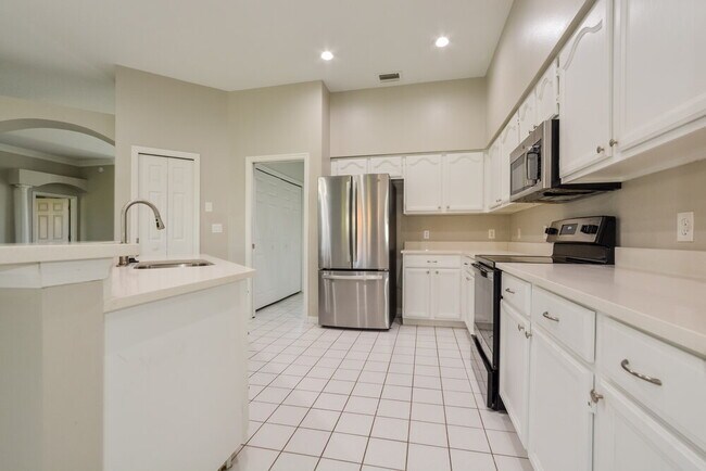 Building Photo - 2294 Lake Pointe Cir