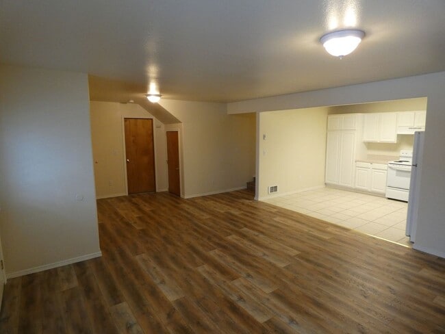 Building Photo - **Spacious Duplex** Lower Level
