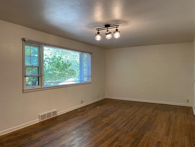 Building Photo - STUDENTS WELCOME! 3 Bedroom/ 1 Bathroom Home One Block from CSU