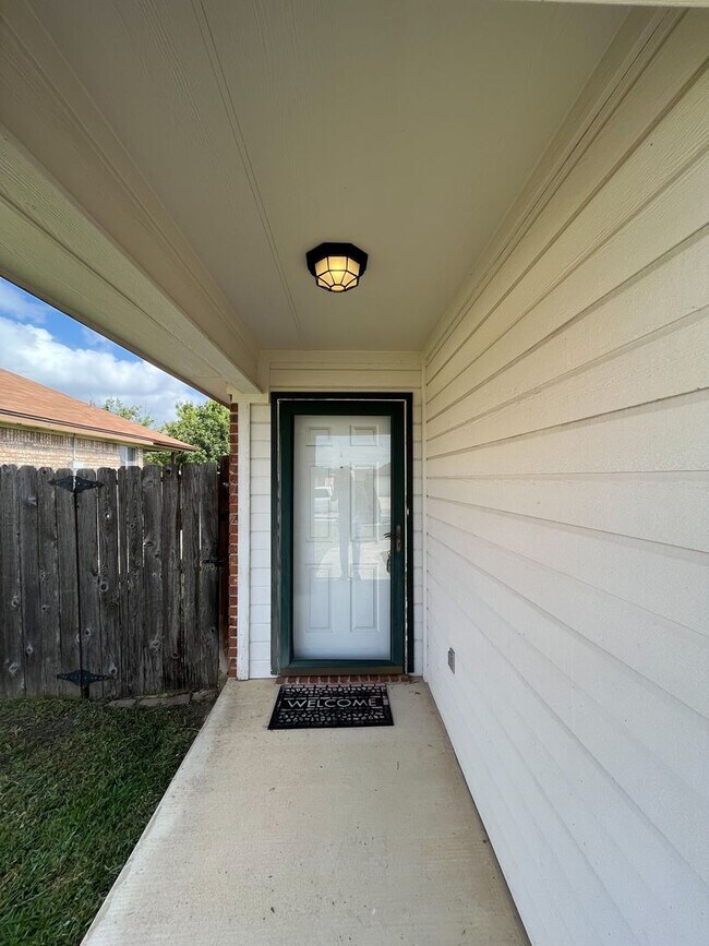 Building Photo - Available NOW  This home is centrally loca...