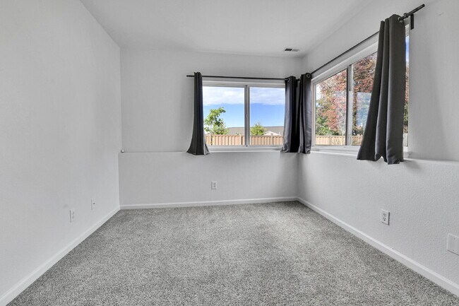 Building Photo - $2,600, 3-bed, 2-bath, located in Denver.